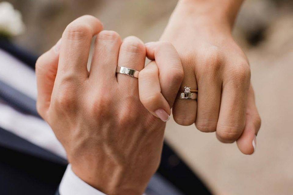 Nhẫn Cầu Hôn Và Nhẫn Cưới: Hiểu Đúng Để Đeo Đúng Trong Ngày Cưới - Queen Plaza