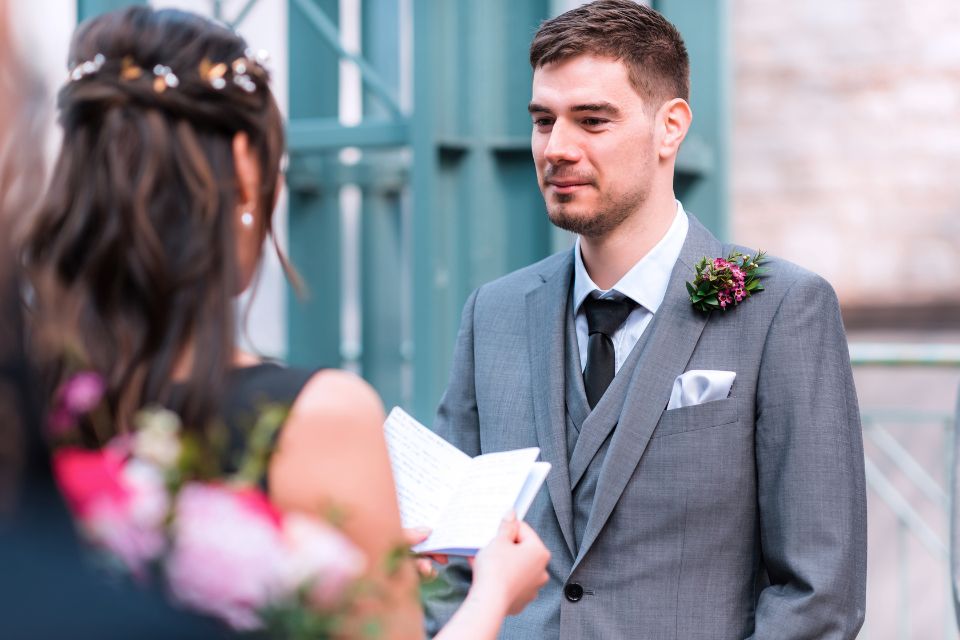 Wedding Vow Là Gì? Nguồn Gốc, Ý Nghĩa Và Bí Quyết Viết Lời Thề Nguyện Trong Đám Cưới - Queen Plaza