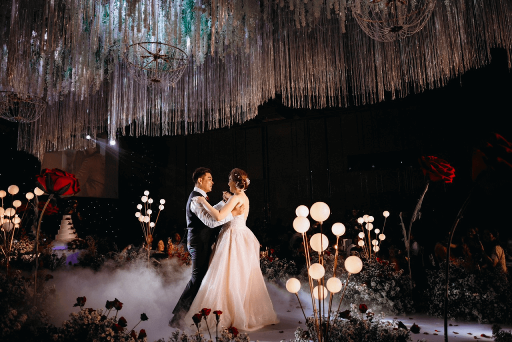 First Dance – Điệu Nhảy Khai Màn Đám Cưới Lãng Mạn Và Ấn Tượng - Queen Plaza
