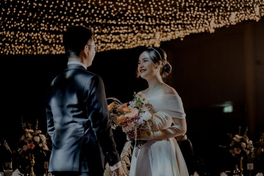 First look là gì? Ý nghĩa của cái nhìn đầu tiên trong ngày cưới - Queen Plaza